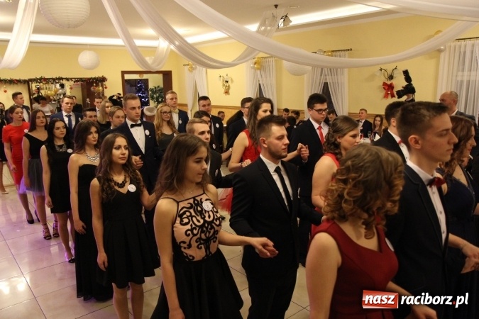 Zdjęcie w galerii na portalu naszraciborz.pl: Tak się bawi raciborski Mechanik! Trzy klasy na balu maturalnym w Pogrzebieniu FOTO i WIDEO wiadomości z regionu