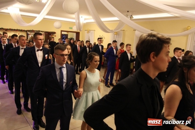 Zdjęcie w galerii na portalu naszraciborz.pl: Tak się bawi raciborski Mechanik! Trzy klasy na balu maturalnym w Pogrzebieniu FOTO i WIDEO wiadomości z regionu