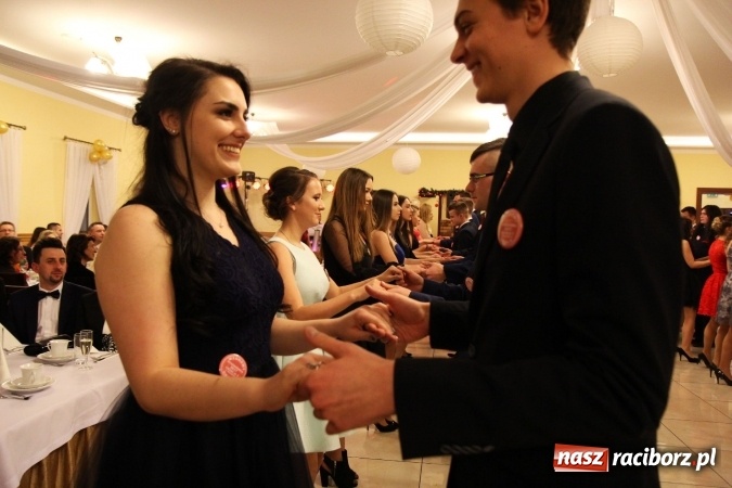 Zdjęcie w galerii na portalu naszraciborz.pl: Tak się bawi raciborski Mechanik! Trzy klasy na balu maturalnym w Pogrzebieniu FOTO i WIDEO wiadomości z regionu