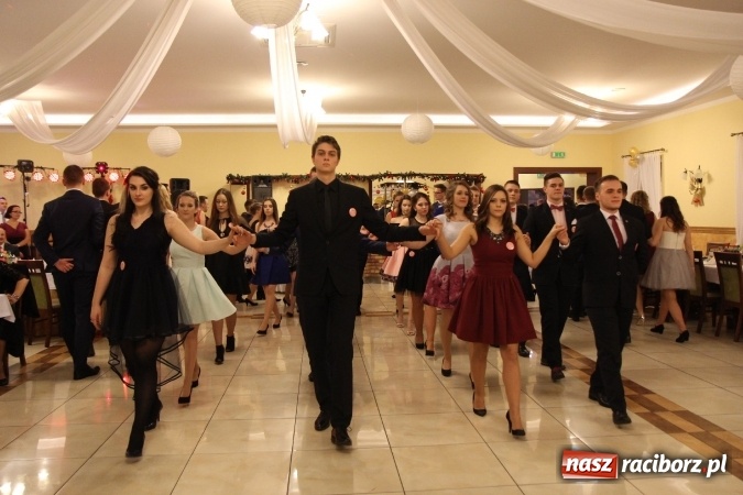 Zdjęcie w galerii na portalu naszraciborz.pl: Tak się bawi raciborski Mechanik! Trzy klasy na balu maturalnym w Pogrzebieniu FOTO i WIDEO wiadomości z regionu
