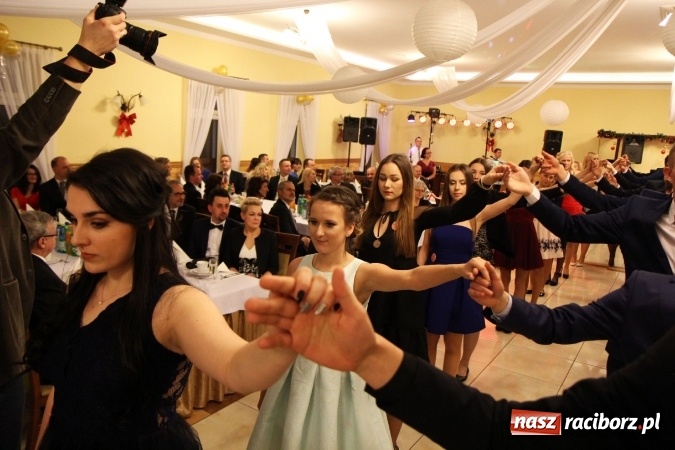 Zdjęcie w galerii na portalu naszraciborz.pl: Tak się bawi raciborski Mechanik! Trzy klasy na balu maturalnym w Pogrzebieniu FOTO i WIDEO wiadomości z regionu