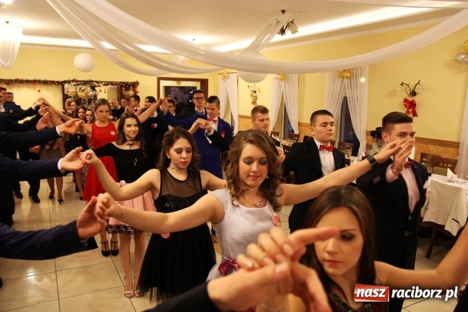 Zdjęcie w galerii na portalu naszraciborz.pl: Tak się bawi raciborski Mechanik! Trzy klasy na balu maturalnym w Pogrzebieniu FOTO i WIDEO wiadomości z regionu