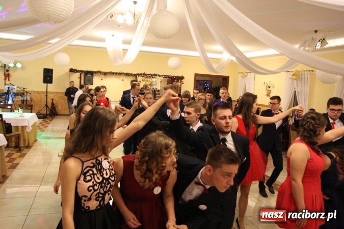 Zdjęcie w galerii na portalu naszraciborz.pl: Tak się bawi raciborski Mechanik! Trzy klasy na balu maturalnym w Pogrzebieniu FOTO i WIDEO wiadomości z regionu