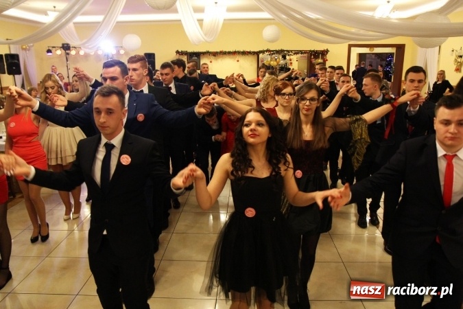 Zdjęcie w galerii na portalu naszraciborz.pl: Tak się bawi raciborski Mechanik! Trzy klasy na balu maturalnym w Pogrzebieniu FOTO i WIDEO wiadomości z regionu