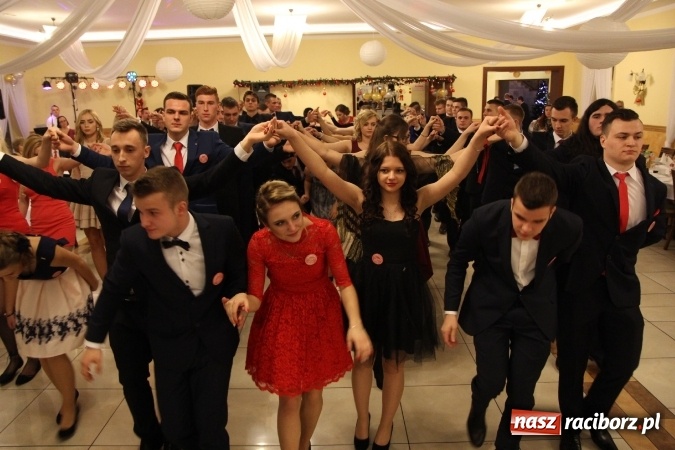 Zdjęcie w galerii na portalu naszraciborz.pl: Tak się bawi raciborski Mechanik! Trzy klasy na balu maturalnym w Pogrzebieniu FOTO i WIDEO wiadomości z regionu