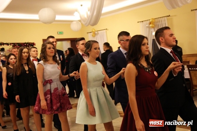 Zdjęcie w galerii na portalu naszraciborz.pl: Tak się bawi raciborski Mechanik! Trzy klasy na balu maturalnym w Pogrzebieniu FOTO i WIDEO wiadomości z regionu