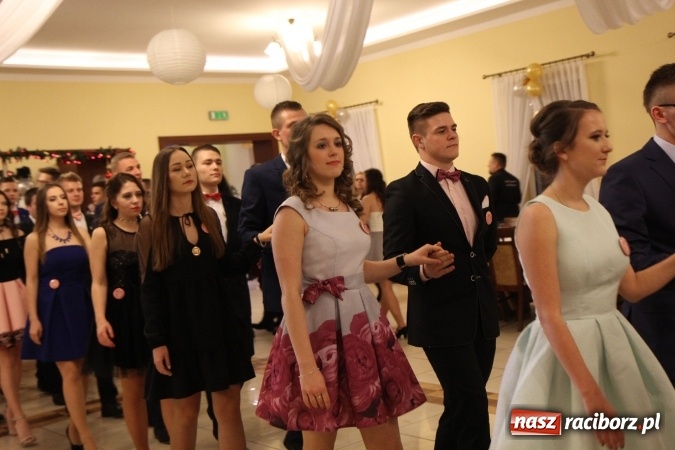 Zdjęcie w galerii na portalu naszraciborz.pl: Tak się bawi raciborski Mechanik! Trzy klasy na balu maturalnym w Pogrzebieniu FOTO i WIDEO wiadomości z regionu