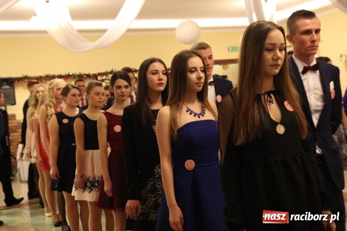 Zdjęcie w galerii na portalu naszraciborz.pl: Tak się bawi raciborski Mechanik! Trzy klasy na balu maturalnym w Pogrzebieniu FOTO i WIDEO wiadomości z regionu