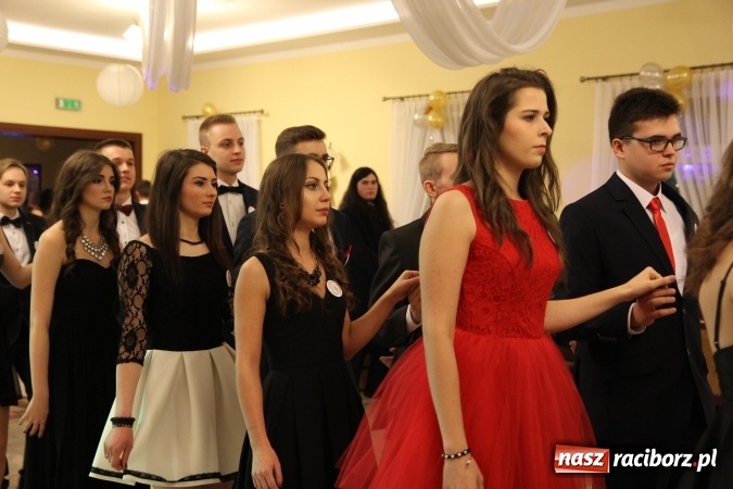 Zdjęcie w galerii na portalu naszraciborz.pl: Tak się bawi raciborski Mechanik! Trzy klasy na balu maturalnym w Pogrzebieniu FOTO i WIDEO wiadomości z regionu