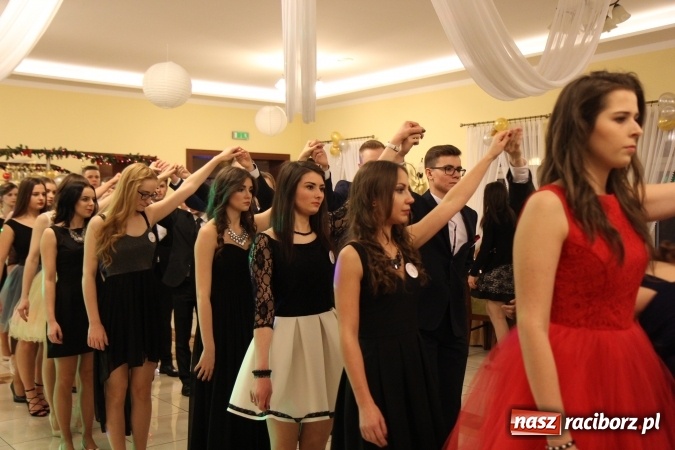 Zdjęcie w galerii na portalu naszraciborz.pl: Tak się bawi raciborski Mechanik! Trzy klasy na balu maturalnym w Pogrzebieniu FOTO i WIDEO wiadomości z regionu