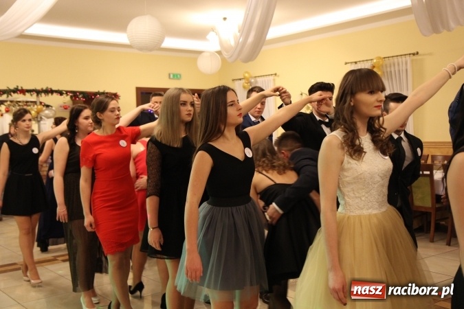 Zdjęcie w galerii na portalu naszraciborz.pl: Tak się bawi raciborski Mechanik! Trzy klasy na balu maturalnym w Pogrzebieniu FOTO i WIDEO wiadomości z regionu