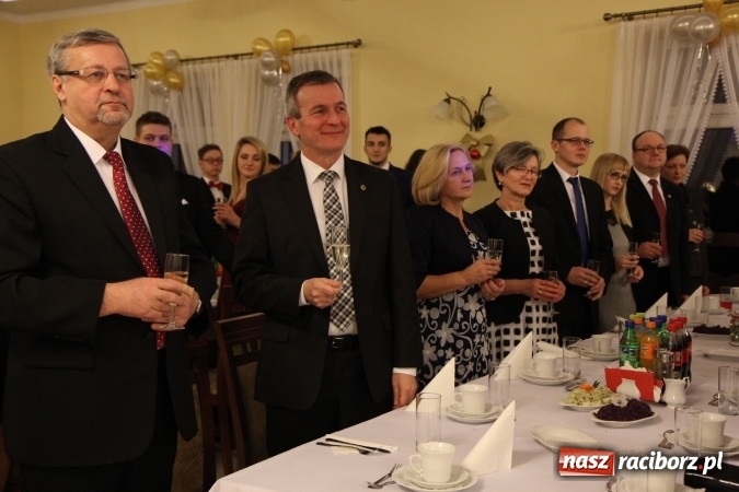 Zdjęcie w galerii na portalu naszraciborz.pl: Tak się bawi raciborski Mechanik! Trzy klasy na balu maturalnym w Pogrzebieniu FOTO i WIDEO wiadomości z regionu