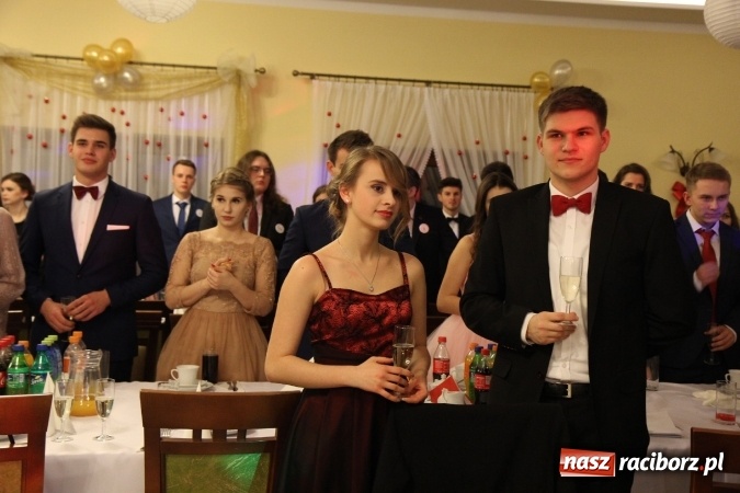 Zdjęcie w galerii na portalu naszraciborz.pl: Tak się bawi raciborski Mechanik! Trzy klasy na balu maturalnym w Pogrzebieniu FOTO i WIDEO wiadomości z regionu