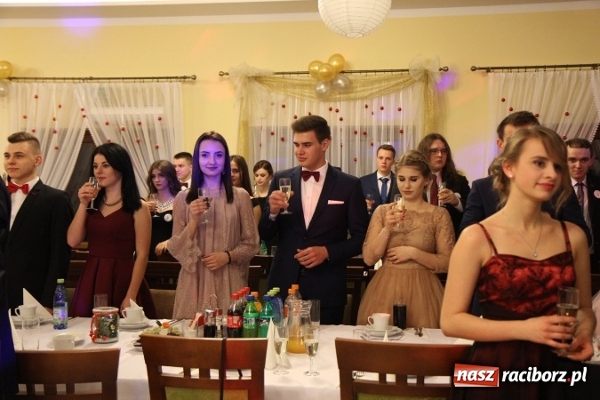 Zdjęcie w galerii na portalu naszraciborz.pl: Tak się bawi raciborski Mechanik! Trzy klasy na balu maturalnym w Pogrzebieniu FOTO i WIDEO wiadomości z regionu