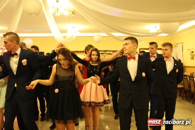Zdjęcie w galerii na portalu naszraciborz.pl: Tak się bawi raciborski Mechanik! Trzy klasy na balu maturalnym w Pogrzebieniu FOTO i WIDEO wiadomości z regionu