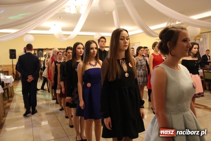 Zdjęcie w galerii na portalu naszraciborz.pl: Tak się bawi raciborski Mechanik! Trzy klasy na balu maturalnym w Pogrzebieniu FOTO i WIDEO wiadomości z regionu