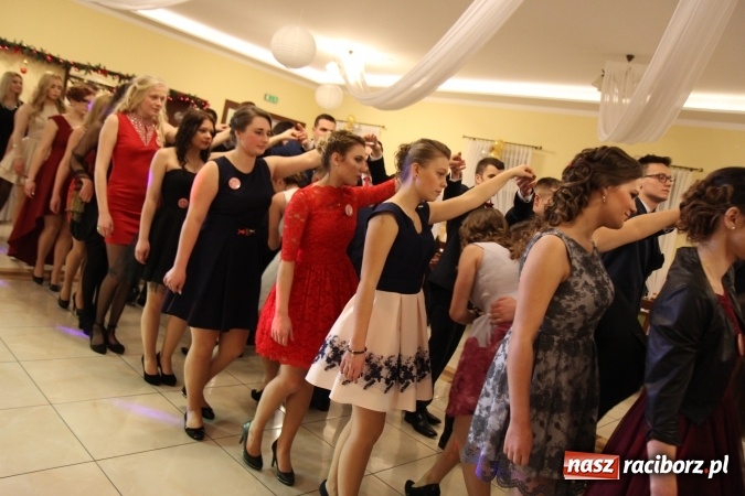 Zdjęcie w galerii na portalu naszraciborz.pl: Tak się bawi raciborski Mechanik! Trzy klasy na balu maturalnym w Pogrzebieniu FOTO i WIDEO wiadomości z regionu