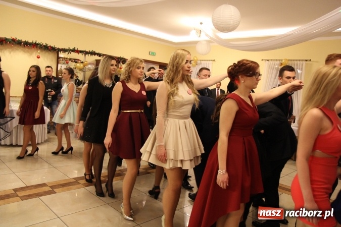 Zdjęcie w galerii na portalu naszraciborz.pl: Tak się bawi raciborski Mechanik! Trzy klasy na balu maturalnym w Pogrzebieniu FOTO i WIDEO wiadomości z regionu