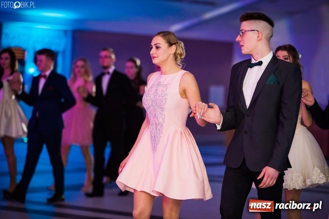 Zdjęcie w galerii na portalu naszraciborz.pl: Tegoroczny sezon studniówek rozpoczęty - pierwsi poloneza zatańczyli uczniowie ZSOMS wiadomości z regionu