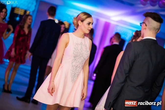 Zdjęcie w galerii na portalu naszraciborz.pl: Tegoroczny sezon studniówek rozpoczęty - pierwsi poloneza zatańczyli uczniowie ZSOMS wiadomości z regionu