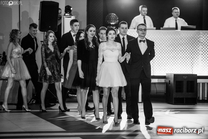 Zdjęcie w galerii na portalu naszraciborz.pl: Tegoroczny sezon studniówek rozpoczęty - pierwsi poloneza zatańczyli uczniowie ZSOMS wiadomości z regionu