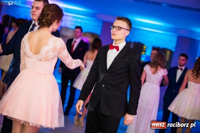 Zdjęcie w galerii na portalu naszraciborz.pl: Tegoroczny sezon studniówek rozpoczęty - pierwsi poloneza zatańczyli uczniowie ZSOMS wiadomości z regionu