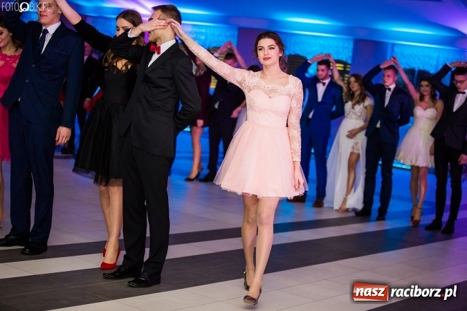 Zdjęcie w galerii na portalu naszraciborz.pl: Tegoroczny sezon studniówek rozpoczęty - pierwsi poloneza zatańczyli uczniowie ZSOMS wiadomości z regionu