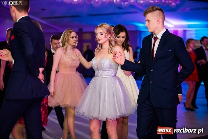 Zdjęcie w galerii na portalu naszraciborz.pl: Tegoroczny sezon studniówek rozpoczęty - pierwsi poloneza zatańczyli uczniowie ZSOMS wiadomości z regionu