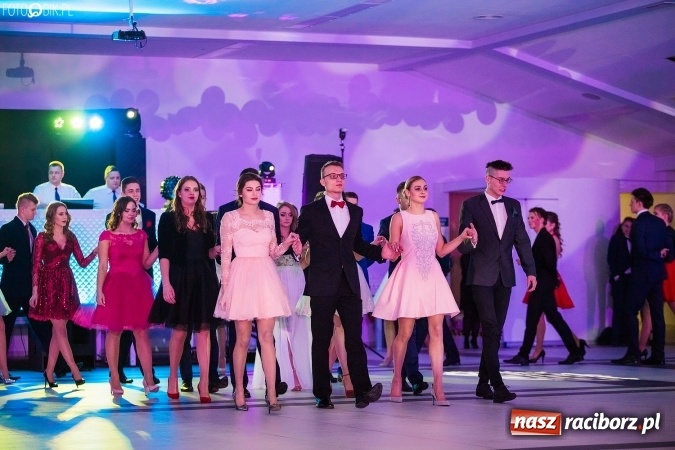 Zdjęcie w galerii na portalu naszraciborz.pl: Tegoroczny sezon studniówek rozpoczęty - pierwsi poloneza zatańczyli uczniowie ZSOMS wiadomości z regionu