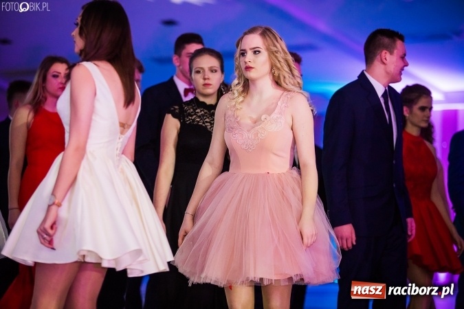 Zdjęcie w galerii na portalu naszraciborz.pl: Tegoroczny sezon studniówek rozpoczęty - pierwsi poloneza zatańczyli uczniowie ZSOMS wiadomości z regionu