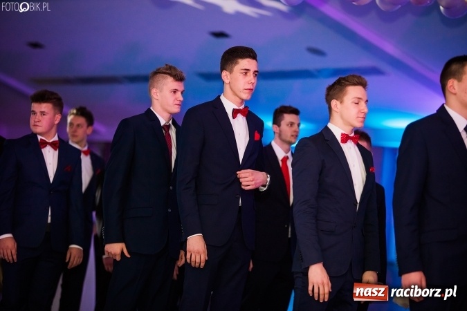 Zdjęcie w galerii na portalu naszraciborz.pl: Tegoroczny sezon studniówek rozpoczęty - pierwsi poloneza zatańczyli uczniowie ZSOMS wiadomości z regionu