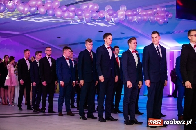 Zdjęcie w galerii na portalu naszraciborz.pl: Tegoroczny sezon studniówek rozpoczęty - pierwsi poloneza zatańczyli uczniowie ZSOMS wiadomości z regionu