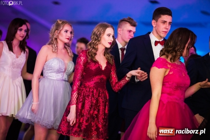 Zdjęcie w galerii na portalu naszraciborz.pl: Tegoroczny sezon studniówek rozpoczęty - pierwsi poloneza zatańczyli uczniowie ZSOMS wiadomości z regionu