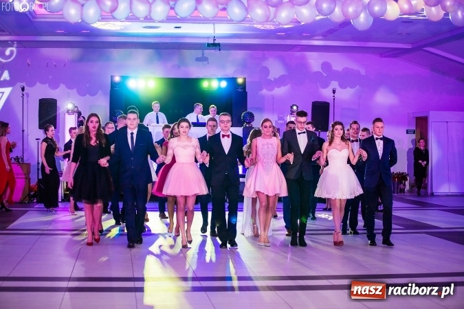 Zdjęcie w galerii na portalu naszraciborz.pl: Tegoroczny sezon studniówek rozpoczęty - pierwsi poloneza zatańczyli uczniowie ZSOMS wiadomości z regionu