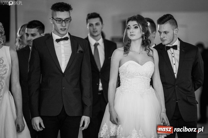 Zdjęcie w galerii na portalu naszraciborz.pl: Tegoroczny sezon studniówek rozpoczęty - pierwsi poloneza zatańczyli uczniowie ZSOMS wiadomości z regionu