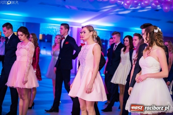 Zdjęcie w galerii na portalu naszraciborz.pl: Tegoroczny sezon studniówek rozpoczęty - pierwsi poloneza zatańczyli uczniowie ZSOMS wiadomości z regionu