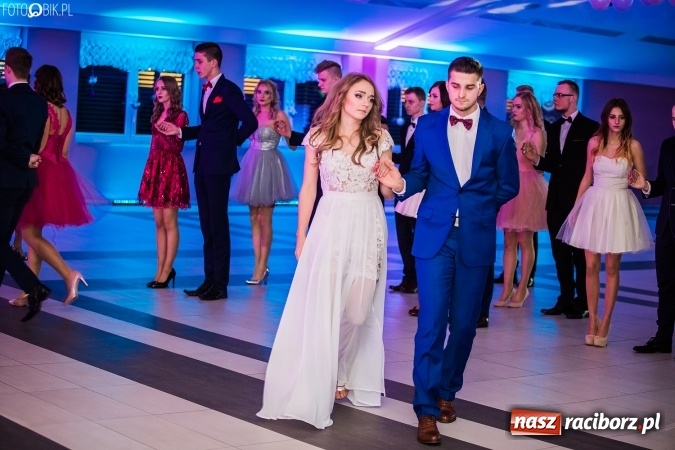 Zdjęcie w galerii na portalu naszraciborz.pl: Tegoroczny sezon studniówek rozpoczęty - pierwsi poloneza zatańczyli uczniowie ZSOMS wiadomości z regionu