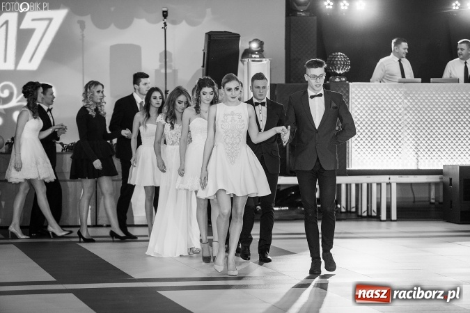 Zdjęcie w galerii na portalu naszraciborz.pl: Tegoroczny sezon studniówek rozpoczęty - pierwsi poloneza zatańczyli uczniowie ZSOMS wiadomości z regionu