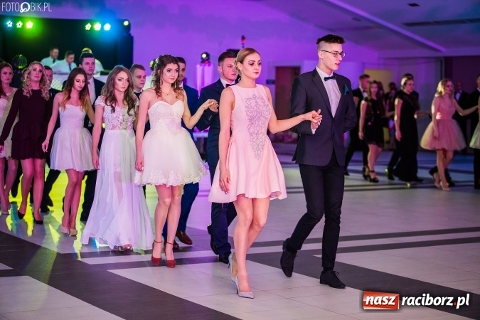 Zdjęcie w galerii na portalu naszraciborz.pl: Tegoroczny sezon studniówek rozpoczęty - pierwsi poloneza zatańczyli uczniowie ZSOMS wiadomości z regionu