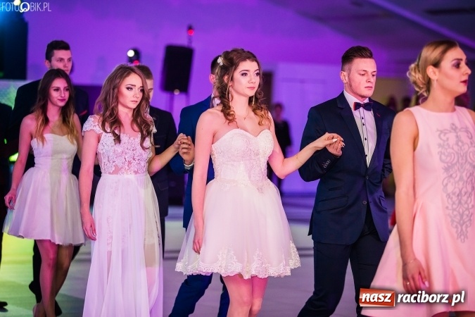 Zdjęcie w galerii na portalu naszraciborz.pl: Tegoroczny sezon studniówek rozpoczęty - pierwsi poloneza zatańczyli uczniowie ZSOMS wiadomości z regionu