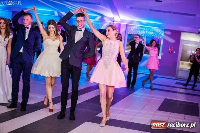 Zdjęcie w galerii na portalu naszraciborz.pl: Tegoroczny sezon studniówek rozpoczęty - pierwsi poloneza zatańczyli uczniowie ZSOMS wiadomości z regionu