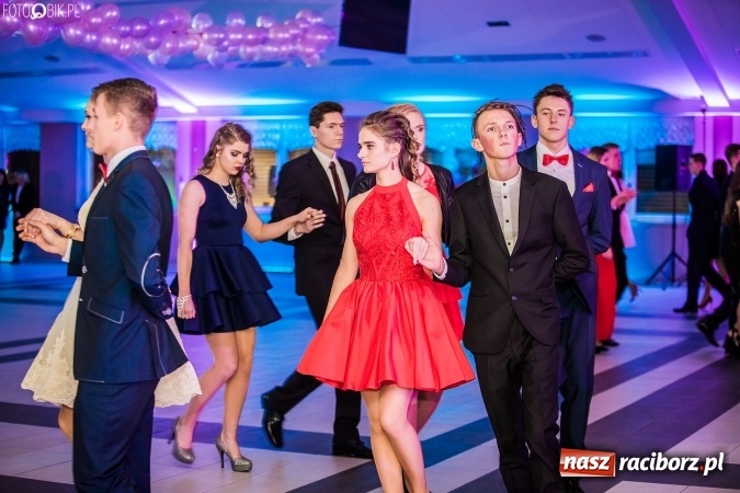 Zdjęcie w galerii na portalu naszraciborz.pl: Tegoroczny sezon studniówek rozpoczęty - pierwsi poloneza zatańczyli uczniowie ZSOMS wiadomości z regionu