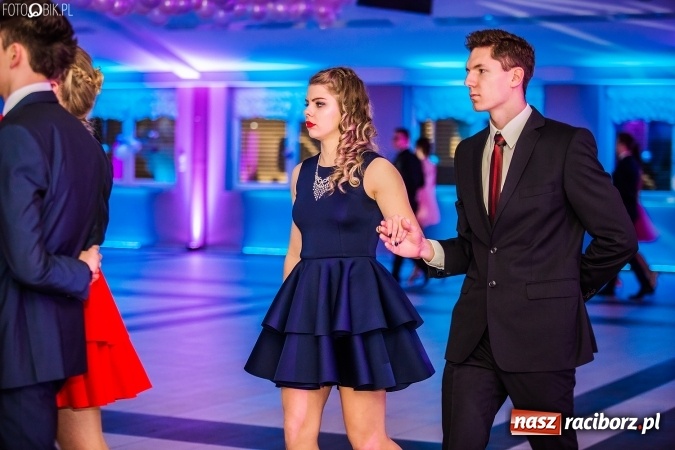 Zdjęcie w galerii na portalu naszraciborz.pl: Tegoroczny sezon studniówek rozpoczęty - pierwsi poloneza zatańczyli uczniowie ZSOMS wiadomości z regionu