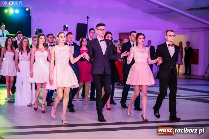 Zdjęcie w galerii na portalu naszraciborz.pl: Tegoroczny sezon studniówek rozpoczęty - pierwsi poloneza zatańczyli uczniowie ZSOMS wiadomości z regionu