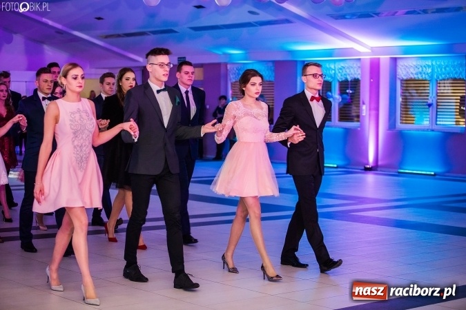 Zdjęcie w galerii na portalu naszraciborz.pl: Tegoroczny sezon studniówek rozpoczęty - pierwsi poloneza zatańczyli uczniowie ZSOMS wiadomości z regionu