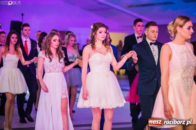 Zdjęcie w galerii na portalu naszraciborz.pl: Tegoroczny sezon studniówek rozpoczęty - pierwsi poloneza zatańczyli uczniowie ZSOMS wiadomości z regionu