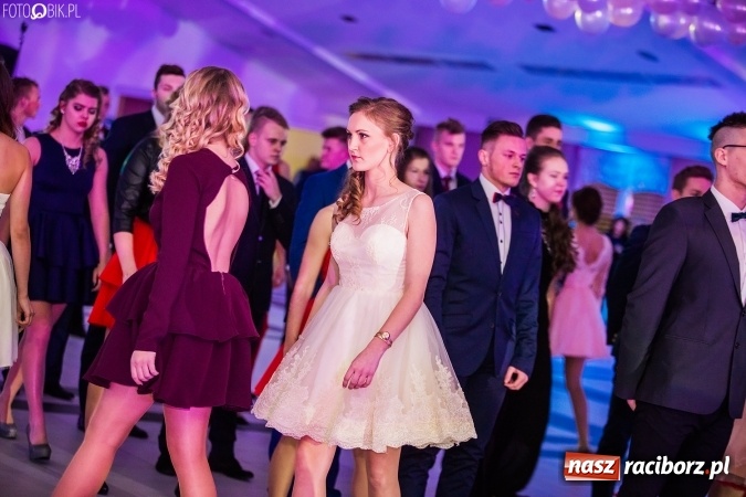 Zdjęcie w galerii na portalu naszraciborz.pl: Tegoroczny sezon studniówek rozpoczęty - pierwsi poloneza zatańczyli uczniowie ZSOMS wiadomości z regionu