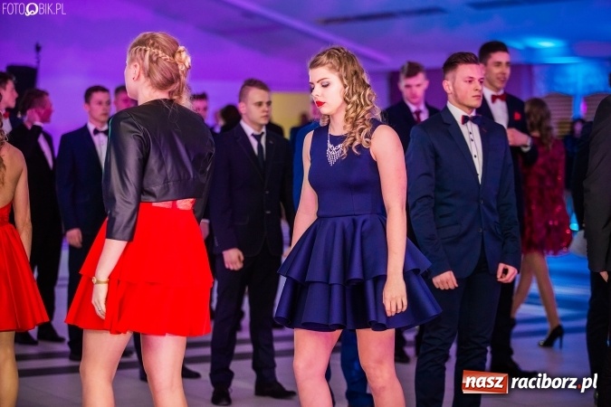 Zdjęcie w galerii na portalu naszraciborz.pl: Tegoroczny sezon studniówek rozpoczęty - pierwsi poloneza zatańczyli uczniowie ZSOMS wiadomości z regionu