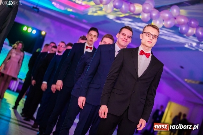 Zdjęcie w galerii na portalu naszraciborz.pl: Tegoroczny sezon studniówek rozpoczęty - pierwsi poloneza zatańczyli uczniowie ZSOMS wiadomości z regionu