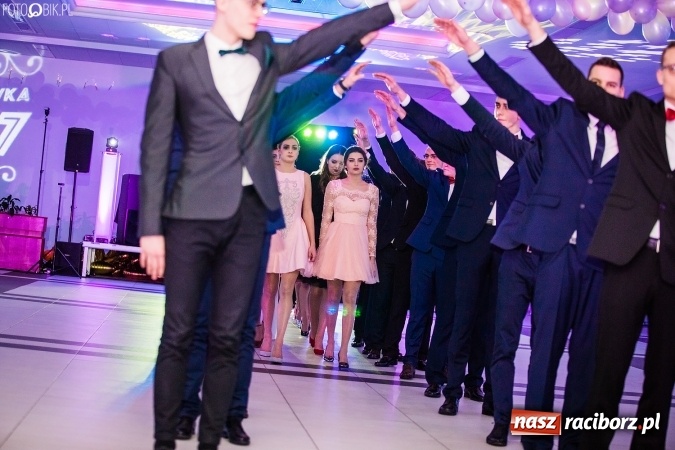 Zdjęcie w galerii na portalu naszraciborz.pl: Tegoroczny sezon studniówek rozpoczęty - pierwsi poloneza zatańczyli uczniowie ZSOMS wiadomości z regionu